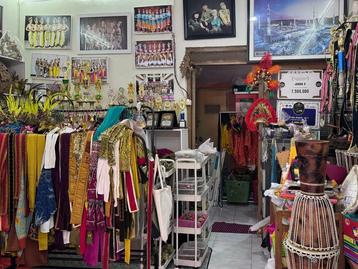 Deretan kostum tari memenuhi ruang Latihan Sanggar Panca Wijaya Art di Kecamatan Kiaracondong, Bandung, Minggu (02/11/25). (Foto: Keira Arumi Wijaya)