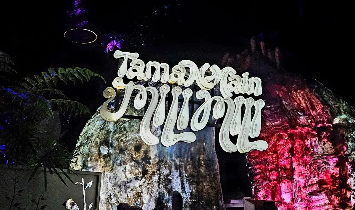 Gerbang masuk dengan instalasi lampu yang indah di Taman Main Mili-Mili (13/11/2025). (Sumber: Dok. Penulis | Foto: Rafy Lovinka)