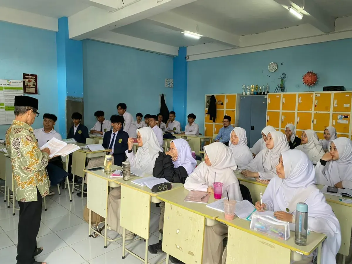 Abah Endang sedang melaksanakan kegiatan belajar mengajar di MAS Manba'ul Huda. Bandung, 05 November 2025. (Sumber: Dok. Penulis | Foto: Tsaqifa Dhiyaul Hawa)
