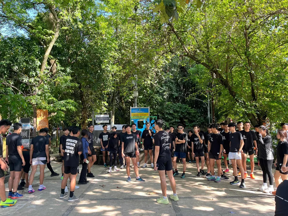 Pelari berkumpul untuk melakukan persiapan di Jl. Cilaki No.61, Cihapit, Kecamatan Bandung Wetan, Kota Bandung, pada Sabtu pagi 15 November 2025 sebelum memulai sesi lari bersama. (Sumber: Rafid Afrizal Pamungkas | Foto: Rafid Afrizal Pamungkas)