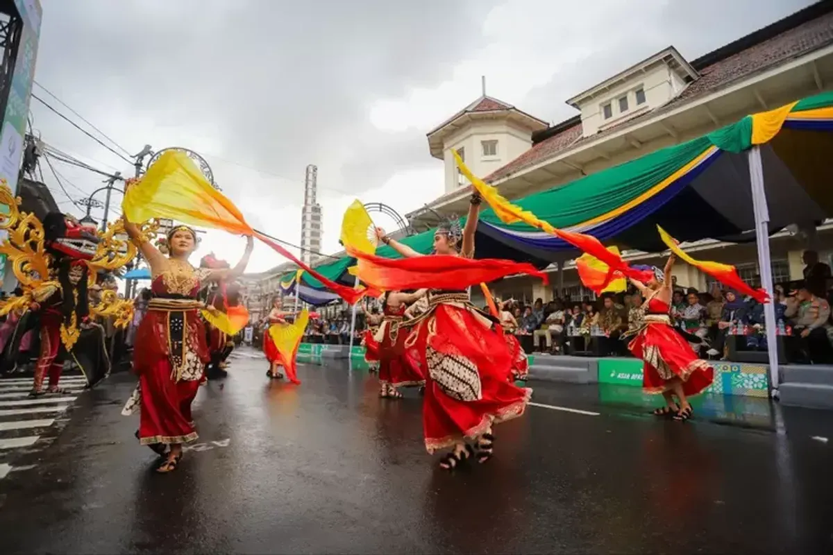 Atraksi seni tradisional di pusat Kota Bandung mampu menarik wisatawan. (Sumber: ayobandung.com | Foto: Muslim Yanuar Putra)
