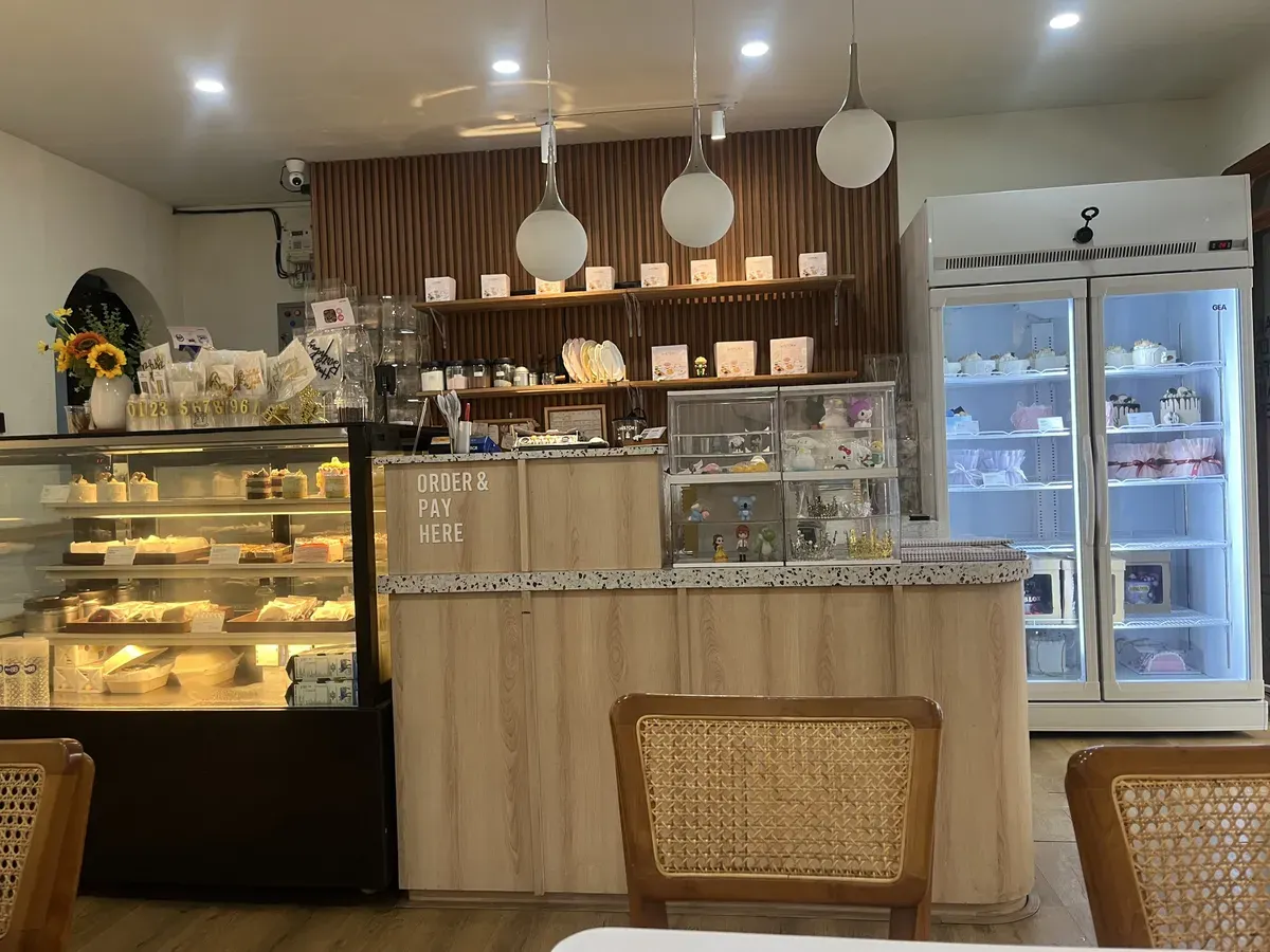 Tampilan area display dan kasir History Cake yang menampilkan beragam Korean cake dan dessert estetik di Jalan Cibadak, Kecamatan Bojongloa Kaler, Kota Bandung. (30/10/2025) (Sumber: Naila Husna Ramadhani)