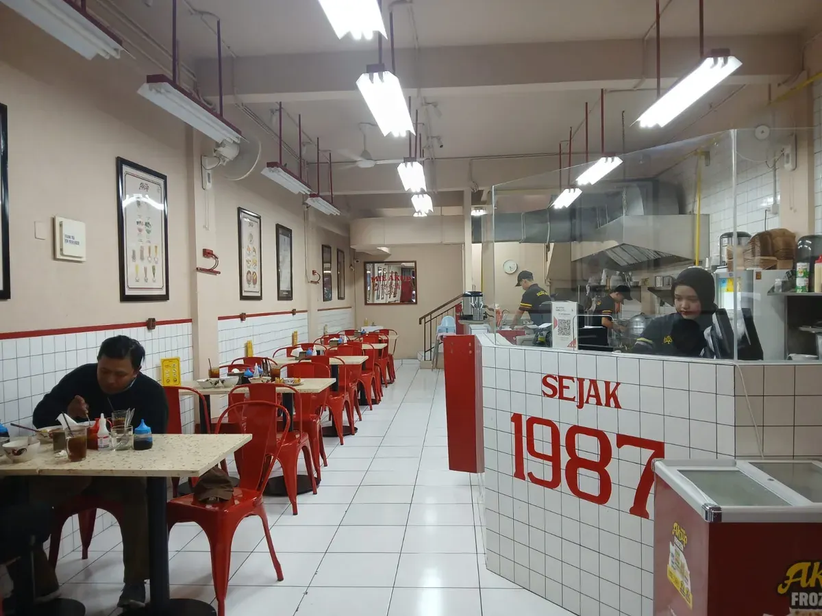 Suasana kedai pada sore hari dengan pelanggan yang sedang menyantap mie, lokasi Mie Akup. Jalan Mekar Utama No. 33, Mekarwangi, Kec. Bojongloa Kidul, Kota Bandung. (11/11/2025). (Foto: Nur Regita Azahra Rawal)