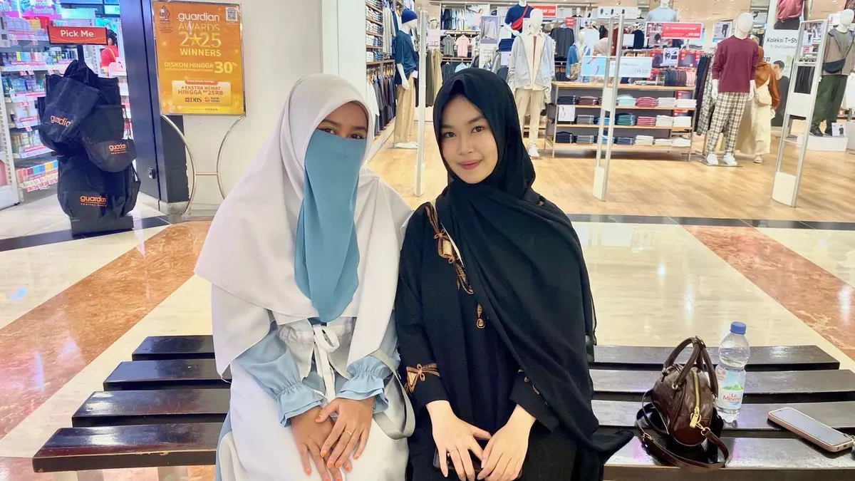 Pewawancara (kanan) berfoto dengan salah satu narasumber Gen Z (kiri) setelah kajian selesai dilaksanakan (04/11/2025). (Foto: Nesya Salwa Melodia)