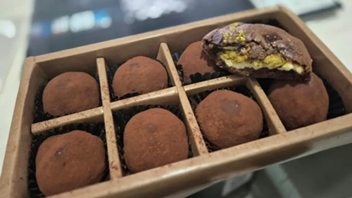 Dubai Truffle Mochi dan Pistabite Cookies. Menu favorite yang merupakan kreasi dari owner Bonsy Bites. (Dokumentasi Penulis)