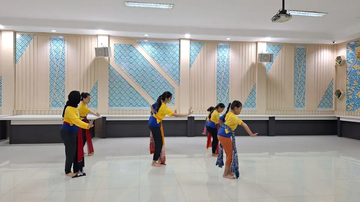 Para penari Sanggar Pusbitari sedang melakukan latihan rutin tarian klasik tradisional di ruangan sanggar pusbitari, Jalan Ir. H. Juanda, Kec Bandung Wetan, Kota Bandung, Rabu (29/10/2025) (Sumber: Dokumentasi Penulis | Foto: Nayla Aurelia)