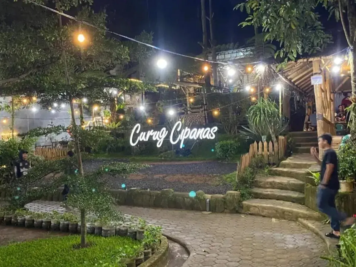 Curug Cipanas di malam hari lampu-lampu syahdu bikin vibes healing nya dapet banget. (Foto: Muhamad Faisal Ramadhan)