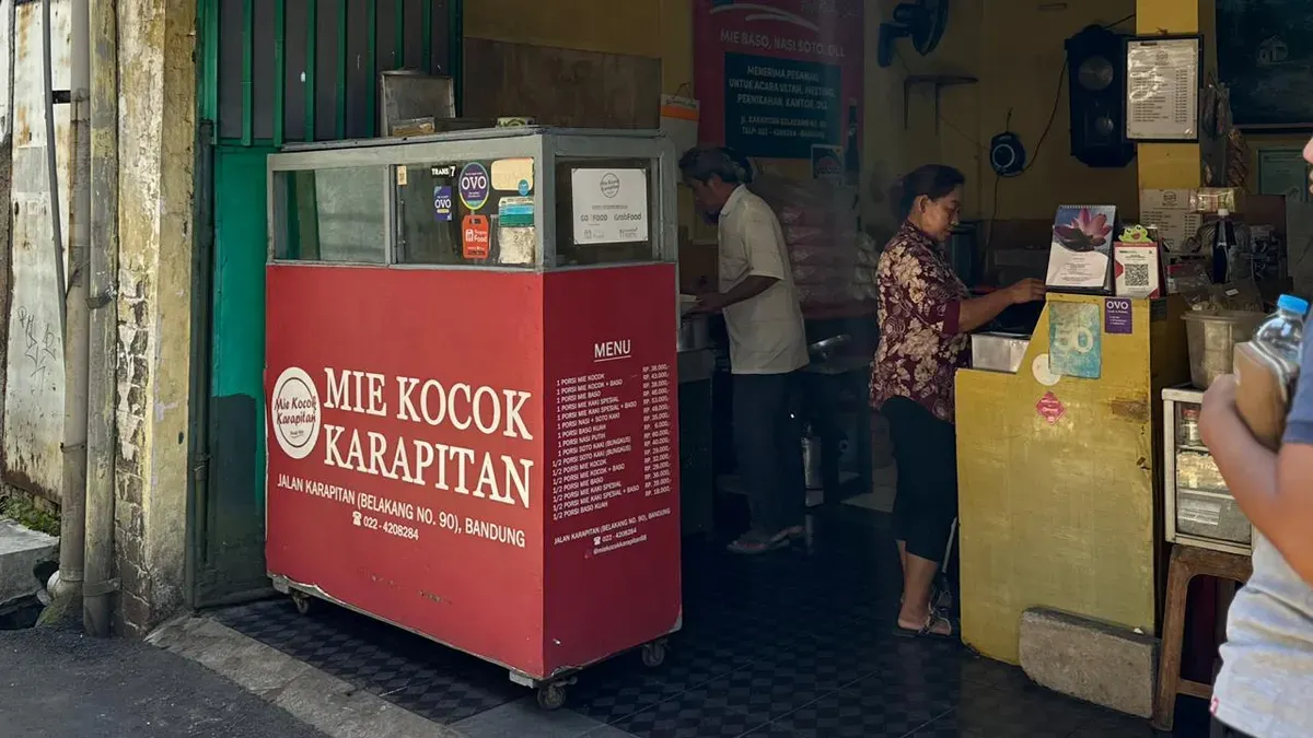 Pengunjung menikmati sajian legendaris di warung Mie Kocok Karapitan Bandung (07/11/2025) (Foto: Mohammad Raihan Assidiqqi) (Foto: Mohammad Raihan Assidiqqi)