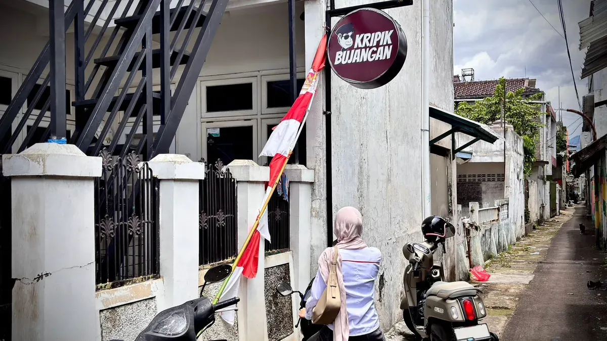 Seorang konsumen sedang mendatangi rumah produksi Bujangan di Jl. Muararajeun Baru, Cihaur Geulis, Cibeunying Kaler, Kota Bandung,  (05/11/2025) (Sumber: Dokumentasi Penulis | Foto: Amelia Ulya)