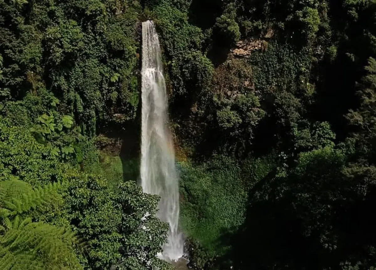Pelangi asli terlihat jelas di wisata air terjun Curug Pelangi, Kabupaten Bandung Barat (2/11/25) (Sumber: Dokumentasi Penulis | Foto: Tazkiya Hasna Putri S)