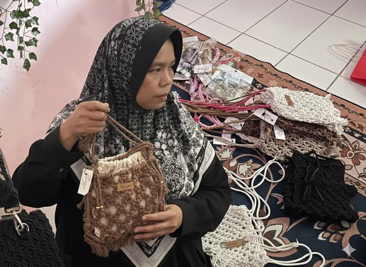 Ibu Lia Yulia selaku owner Yumna Craft memamerkan hasil kerajian makrame berupa tas dan gantungan kunci di rumahnya, Bojongsoang, Kabupaten Bandung, (05/11/2025) (Sumber: Dokumentasi Penulis | Foto: Dheana Husnaini)