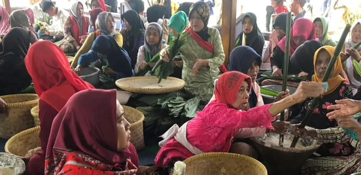 Ibu-ibu Rancakalong mengolah adonan meniadi laksa saat prosesi Meseul Geulis dalam Adat Ngalaksa di Desa Rancakalong, Sumedang, Jumat (15/05/2025). (Sumber: @kangzamzamnikmat on Tiktok | Foto: Zamzam Nikmat)