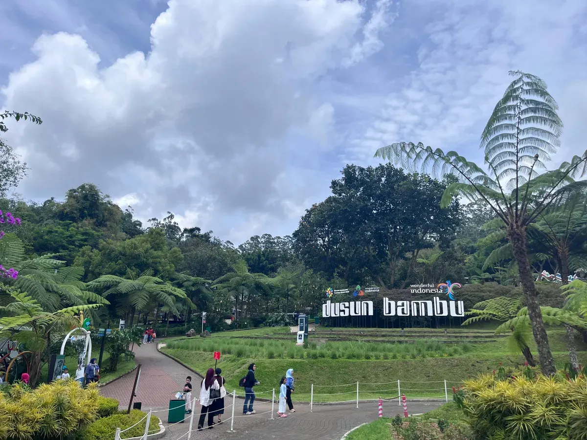 Gerbang utama Dusun Bambu menyambut pengunjung dengan panorama hijau khas Lembang yang menenangkan di Jalan Kolonel Masturi KM 11, Desa Kertawangi, Kecamatan Cisarua, Kabupaten Bandung Barat, (06/11/2025). (Foto: Manda Navizalita)