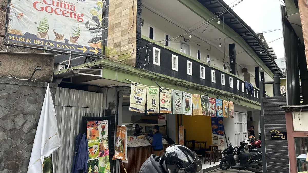 Suasana depan toko MirukiWay di Jl. Sukapura No.14 Desa Sukapura, Kecamatan Dayeuhkolot, Kabupaten Bandung, Selasa, (28/10/2025). (Sumber: Dokumentasi Penulis | Foto: Nasywa Hanifah Alya' Al-Muchlisin)