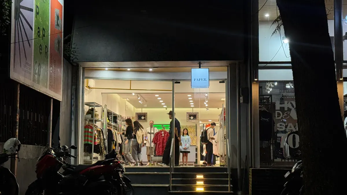 Rizki Sakti, pendiri Paper Official tengah berbincang dengan pelanggan di toko miliknya di Jalan Trunojoyo
Kecamatan Bandung Wetan, Kota Bandung, Selasa (4/11/2025). (Sumber: Dokumentasi Penulis | Foto: Zia Sabita)