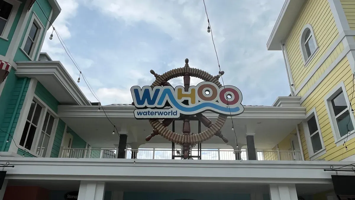 Area masuk Wahoo Waterworld yang menampilkan ikon roda kemudi besar di kawasan Kota Baru Parahyangan, Padalarang, Bandung Barat, Senin (10/11/2025). (Sumber: Dokumentasi penulis | Foto: Adifa Arsyad)