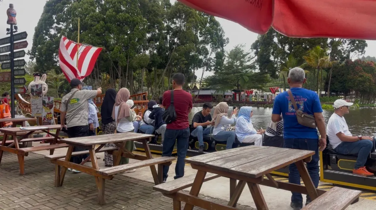 Pengunjung begitu antusias mengantre untuk menunggu giliran menaiki wahana kereta danau di Floating Market Lembang, Kecamatan Lembang, Kabupaten Bandung Barat. (Sumber: Dokumentasi Pribadi | Foto: Claudia Ardhyani)