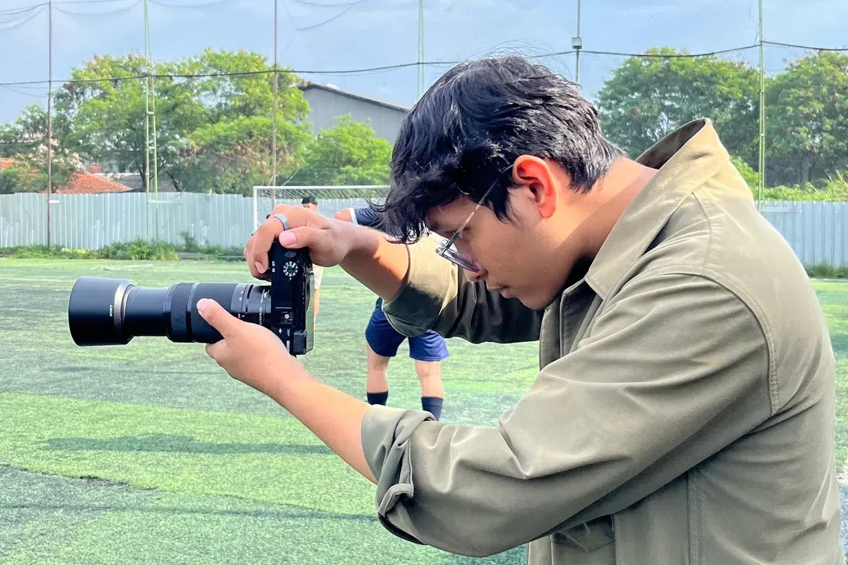 Salah satu pendiri Foursix mengabadikan momen di lapangan mini soccer Bromus Cisaranten. (Sumber: Dokumentasi Penulis).