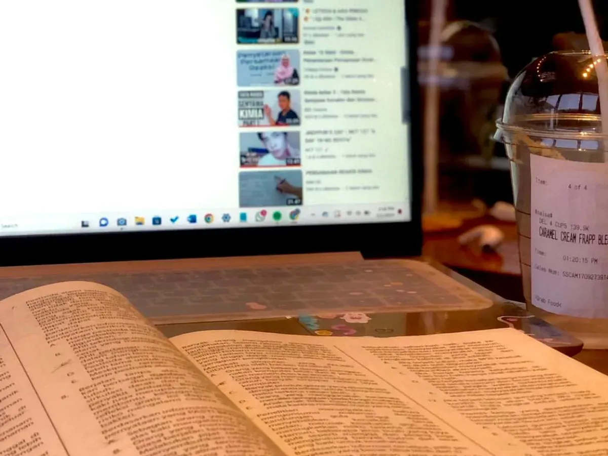 Salah satu mahasiswa sedang mengerjakan tugas di salah satu Café di Kota Bandung (30/10/2025) (Foto: Syifa Givani)