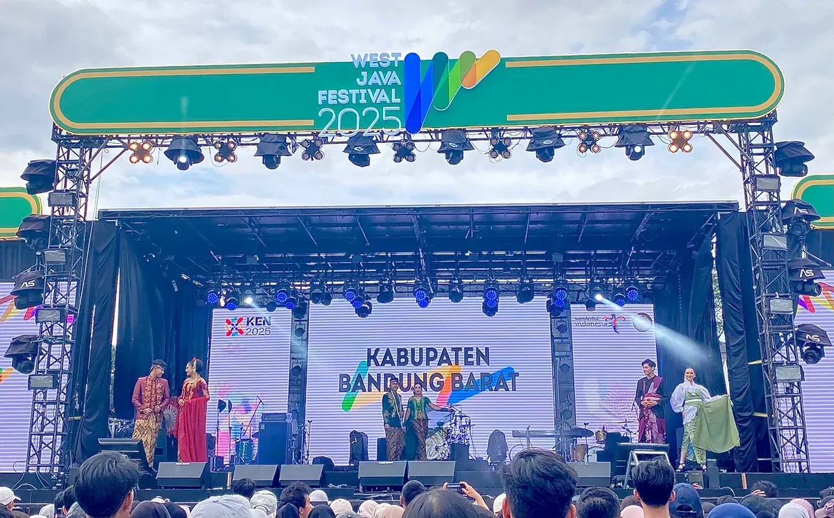 Mojang dan Jajaka mengenakan busana adat dari berbagai daerah di Jawa barat dan tampil di panggung utama West Java Festival 2025. (Sumber: Dokumentasi Penulis | Foto: Zivaluna Wicaksono)