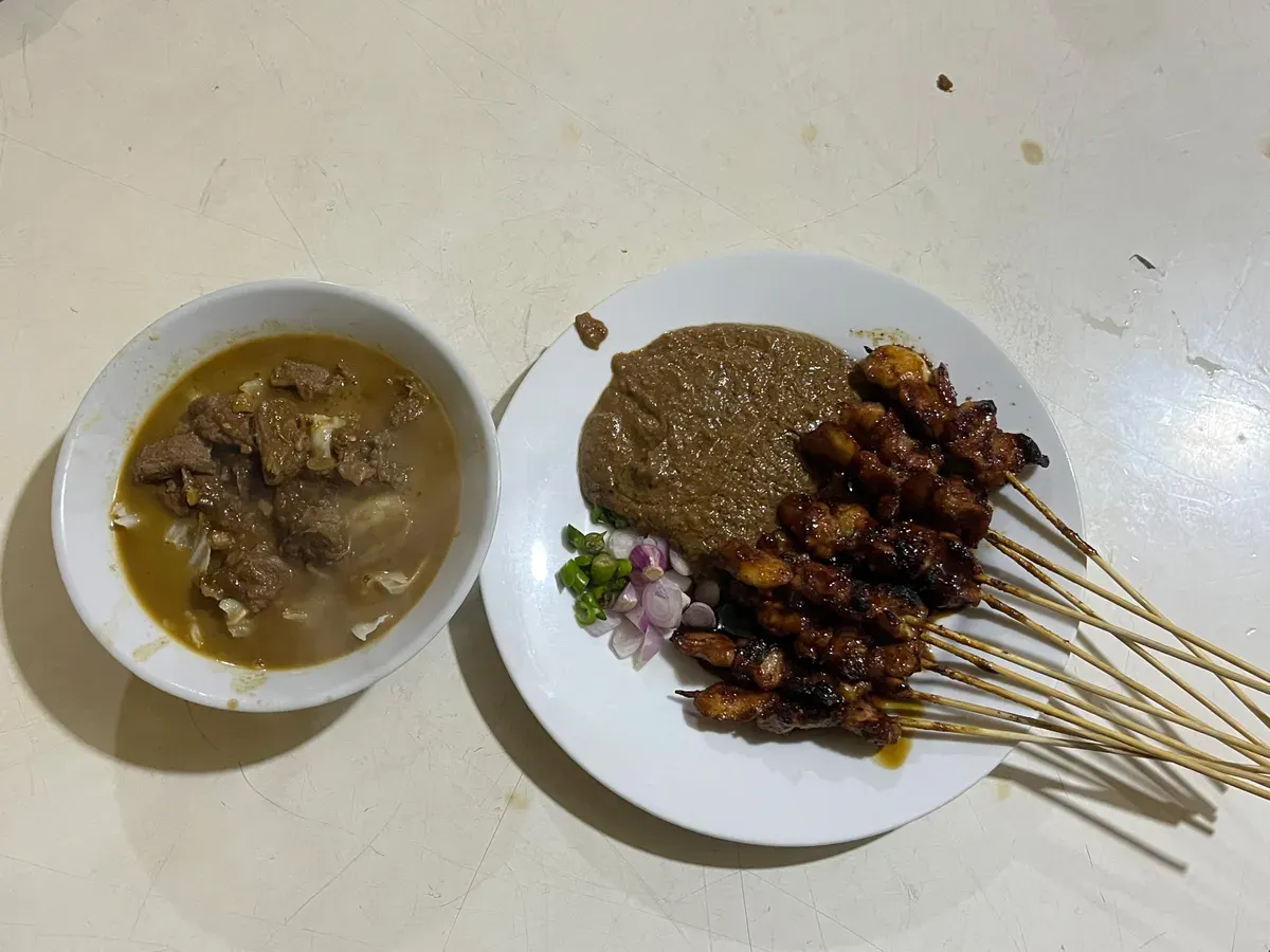 Sate Ayam dan Tongseng Sapi. (Sumber: Dokumentasi Pribadi | Foto: Kahla Qolbiani Rasyad)