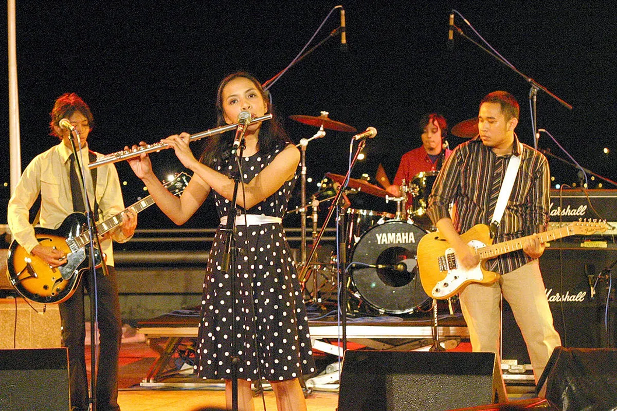 Mocca, band pop-jazz indie asal Bandung, adalah salah satu kelompok musik Indonesia yang paling sukses di luar negeri. (Sumber: Wikimedia Commons | Foto: Meutia Chaerani / Indradi Soemardjan)