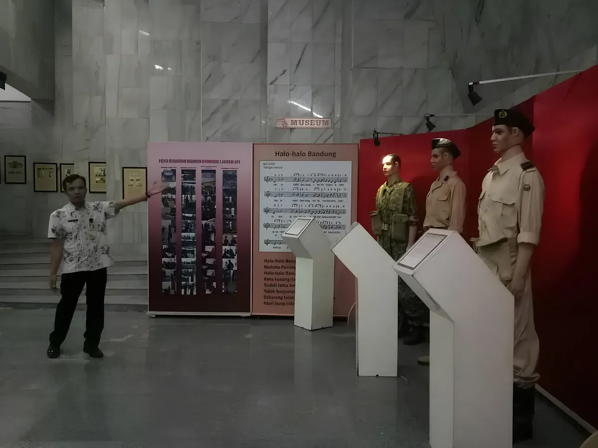 Monju menjulang dengan gagah, seolah menantang waktu, mengingatkan setiap mata yang memandang bahwa kemerdekaan bukanlah hadiah, melainkan hasil dari darah dan air mata rakyat Jawa Barat. (Sumber: Ayobandung.id | Foto: Eneng Reni Nuraisyah Jamil)