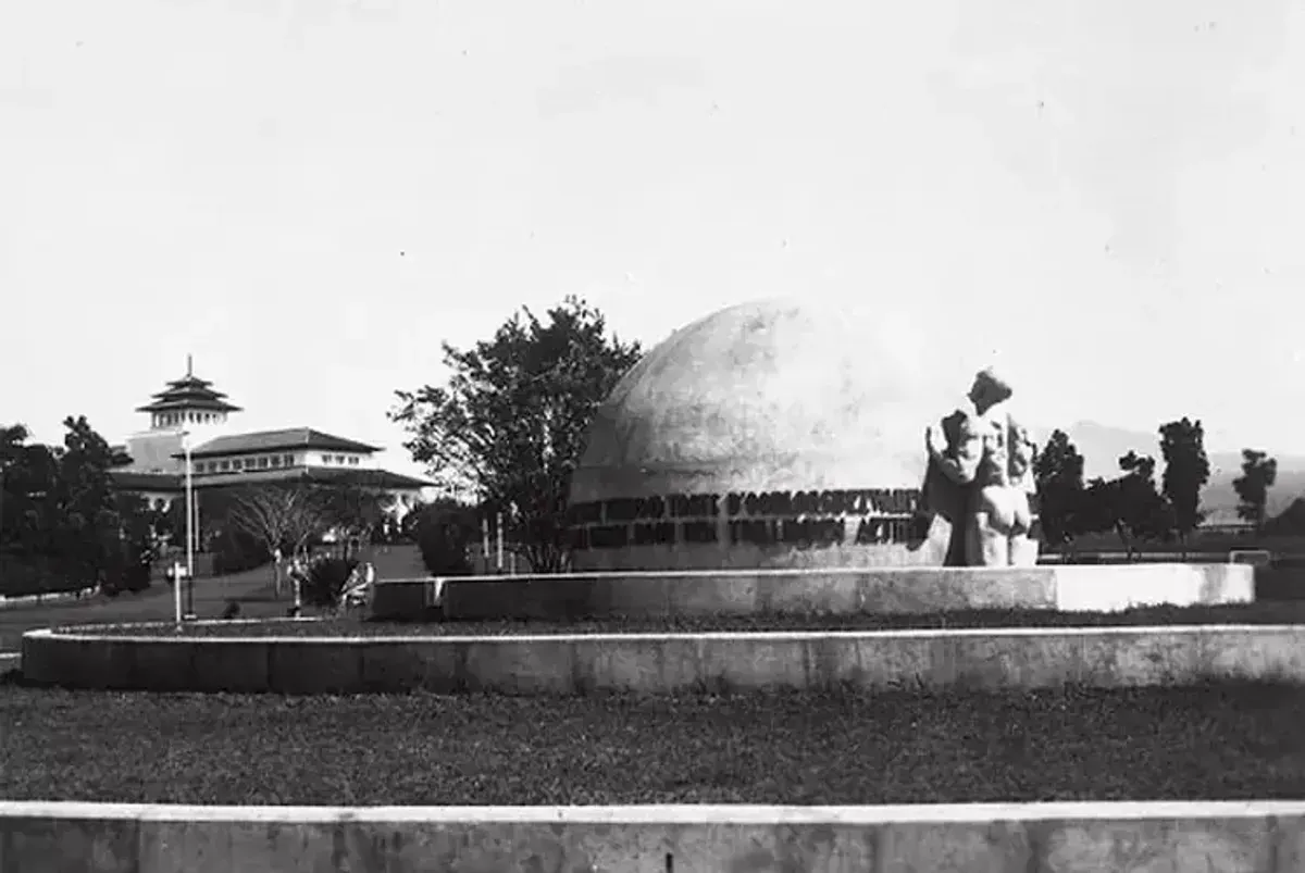 Monumen patung bugil Citarum yang jadi penanda terhubungnya komunikasi suara Bandung-Den Haag via Stasiun Radio Malabar