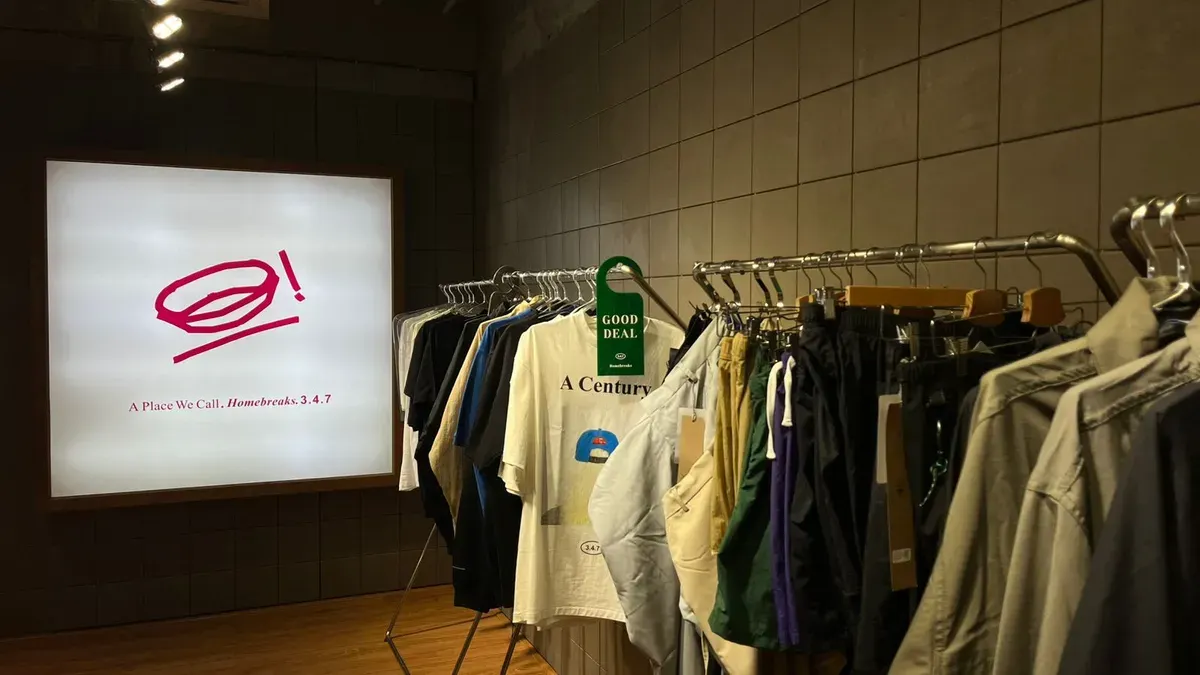 Minimalis tapi bermakna.Setiap garis, setiap huruf, adalah bagian dari perjalanan panjang UNKL347.