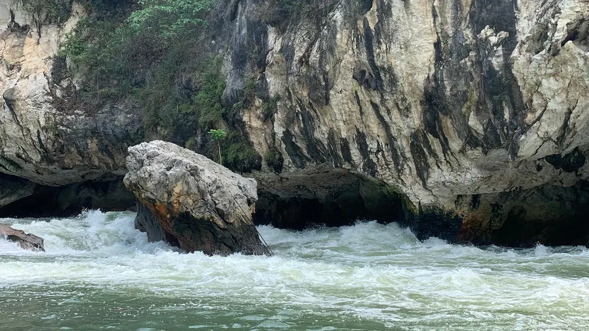 tebing batu unik di Sanghyang Kenit yang dialiri arus sungai deras, menciptakan pemandangan alam yang khas dan menarik perhatian pengunjung (Sumber: Dokumentasi Pribadi | Foto: Nada Ratu Nazzala)
