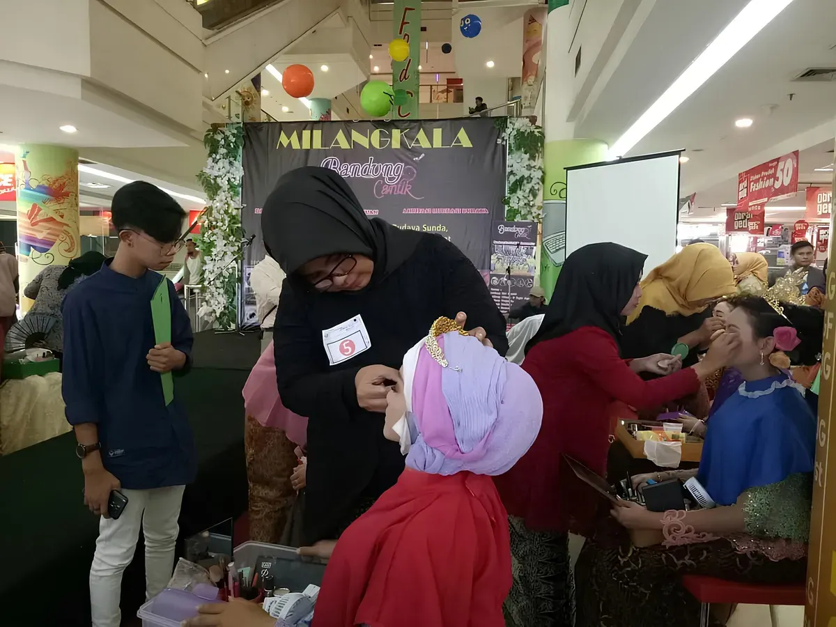 Bagi Bandung Cantik Community, merias wajah bukan sekadar mempercantik diri, melainkan keterampilan yang bisa dikembangkan menjadi usaha rias yang berdaya saing. (Sumber: Ayobandung.id | Foto: Eneng Reni Nuraisyah Jamil)