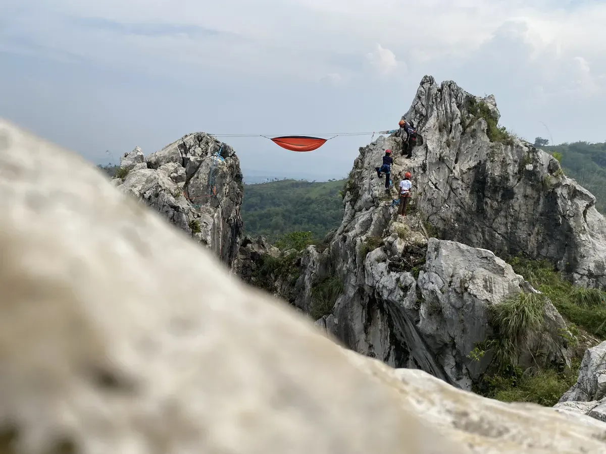 Wisata hammock karst Citatah jadi salah satu aktivitas produktif yang sejalan dengan upaya konservasi lingkungan tebing kapur.