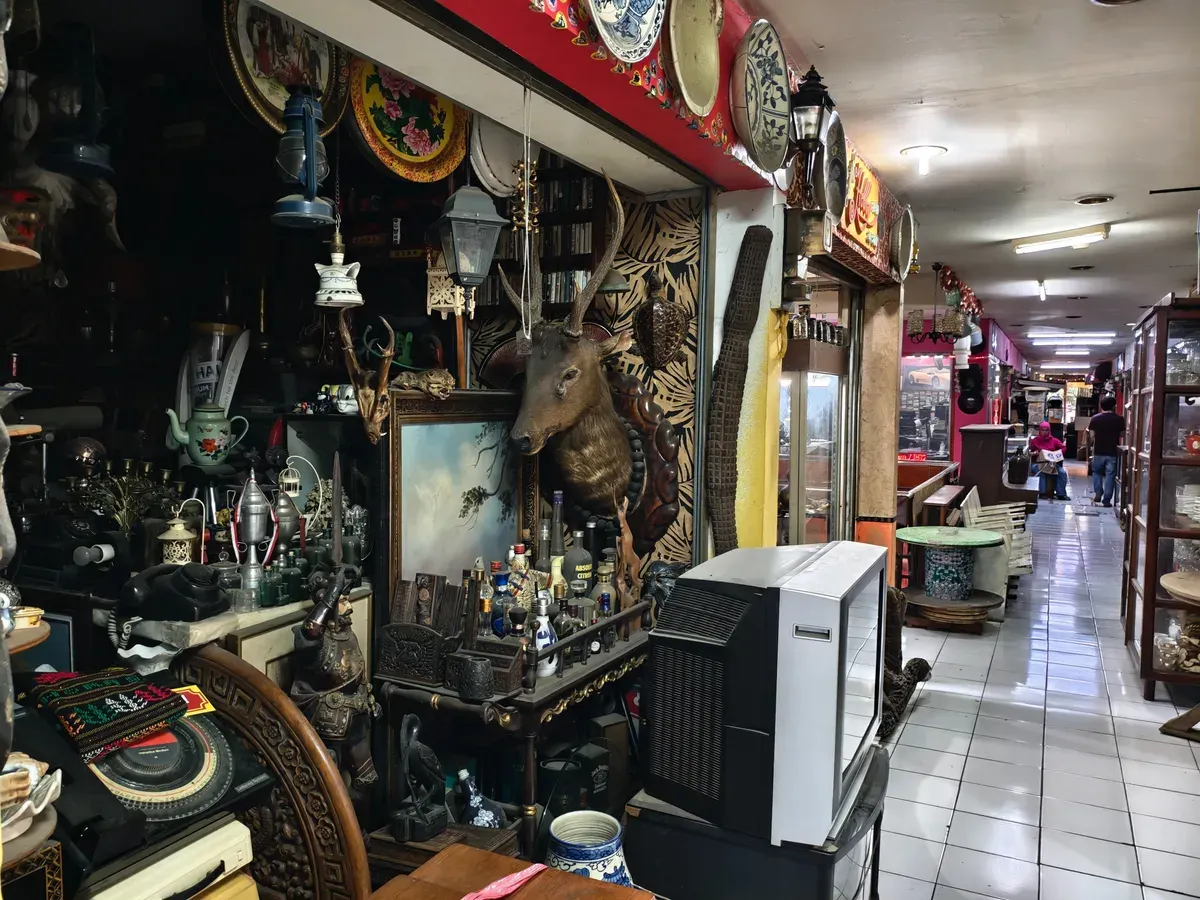 Suasana Pasar Antik Cikapundung di lantai 3 Cikapundung Electronic Center yang menjadi surga bagi para pencinta barang klasik, Pasar Antik Cikapundung, Bandung, Rabu (29/10/2025). (Sumber: Author | Foto: Author)