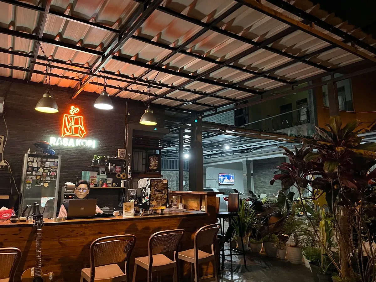 Suasana Rasa Kopi Bandung menampilkan kenyamanan dan melihatkan konsep open bar. Perumahan palem 1 residence Blok A6, Sukapura, Dayeuhkolot, Bandung City, (27/10/2025) (Foto: Bintang Haiban))