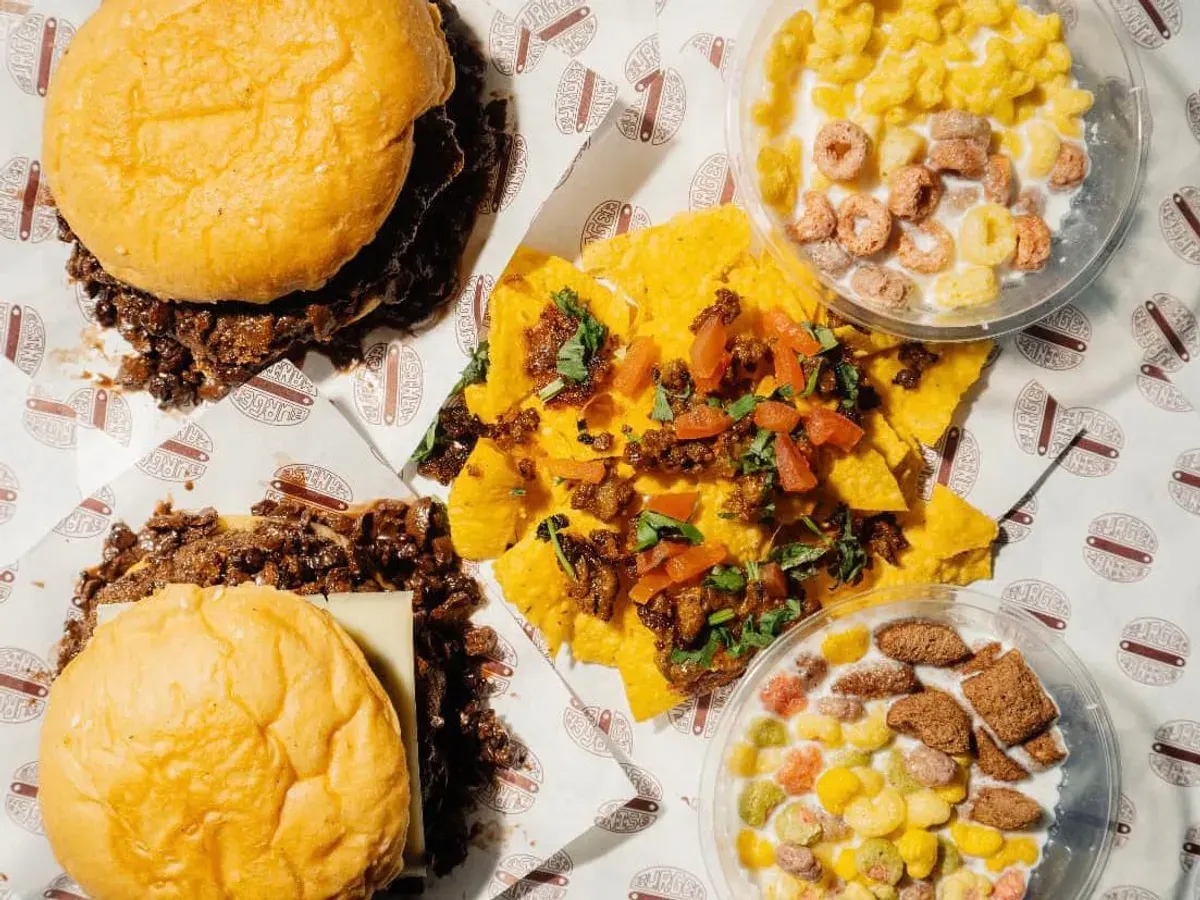 Burger Manise menyajikan berbagai menu makanan di Taman Cibeunying Utara dengan konsep unik dan baru. (03/08/2025) (Sumber: Sumber: Hana Pertiwi)