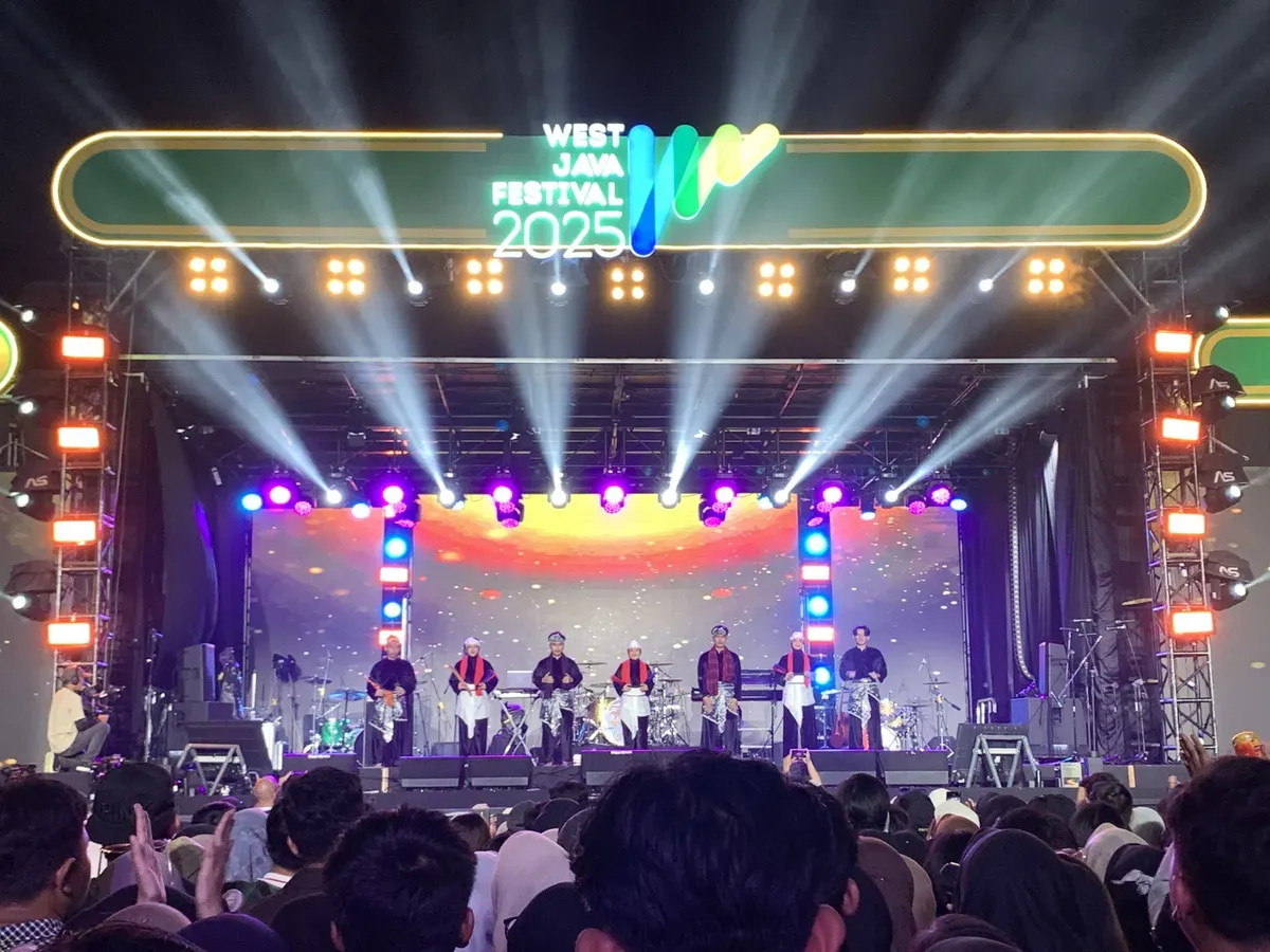 Penampilan tari silat dari Padepokan Kasundan meriahkan West Java Festival 2025, Kiara Artha Park, Jl. Banten, Kebonwaru, Kec. Batununggal, Bandung, 09/11/2025 (Sumber: Dokumentasi Penulis | Foto: M.Hilmiy Haidar Alhanif)