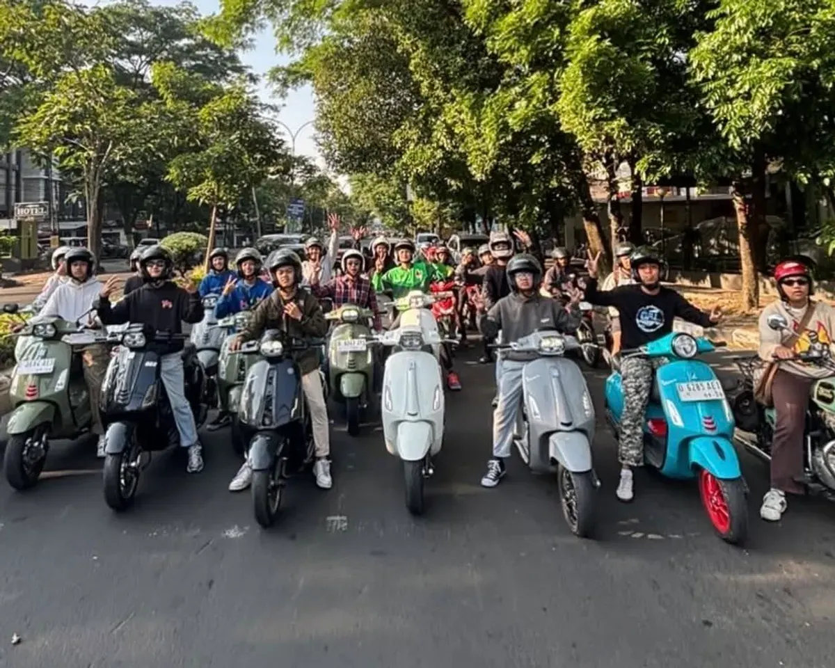 WK Scoot Bandung terlihat berjejer rapi di Jalan Taman Citarum saat melakukan Sunday Morning Ride, Jumat (27/10/2024). (Sumber: Instagram | Foto: Arlo Aulia)