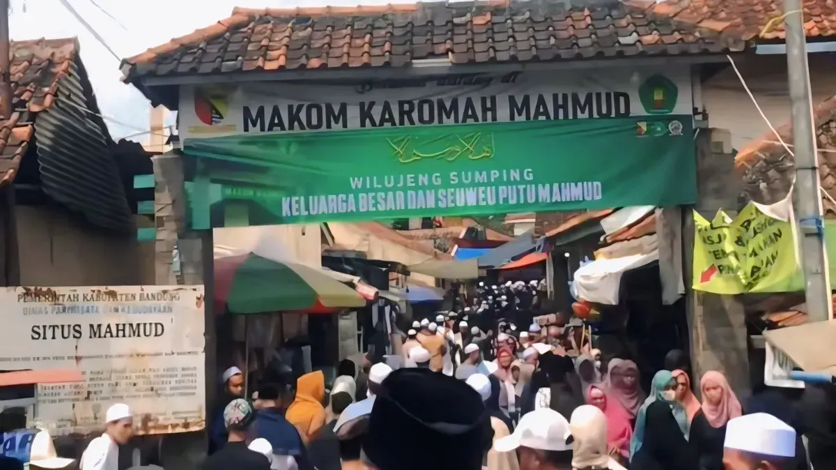 Para pengunjung bersemangat memenuhi wisata religi di Kampung Mahmud, Desa Mekar Rahayu, Kecamatan Margaasih, Kabupaten Bandung, Senin (14/04/25). (Sumber: Dokumentasi Narasumber)