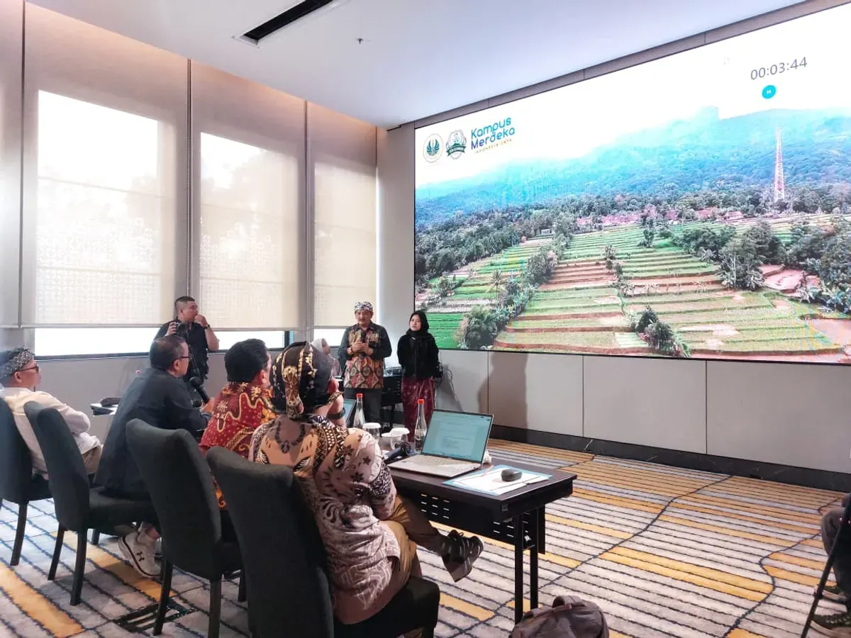 Wajah baru ekonomi Jawa Barat kini tumbuh dari desa. Desa wisata, yang dulu dianggap sekadar pelengkap pariwisata, kini menjelma sebagai motor ekonomi kreatif berbasis komunitas. (Sumber: Ayobandung.id | Foto: Eneng Reni Nuraisyah Jamil)