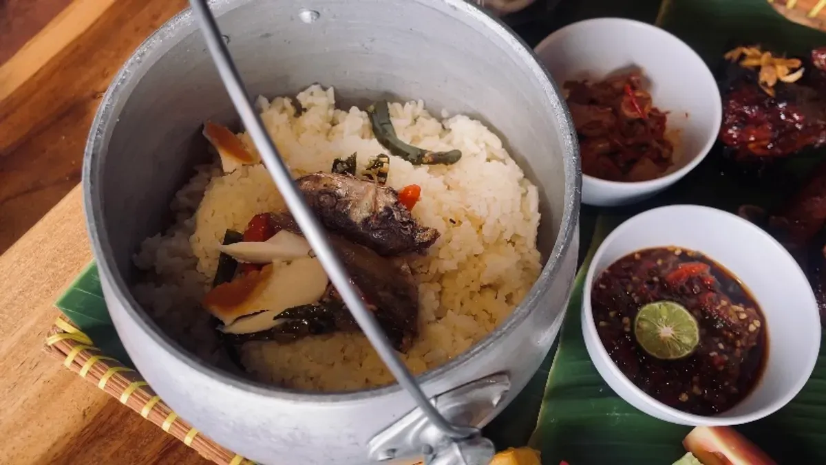 Perpaduan sambal dan nasi liwet best seller DeTuik Resto. (Foto: Nabella Putri Sanrissa)