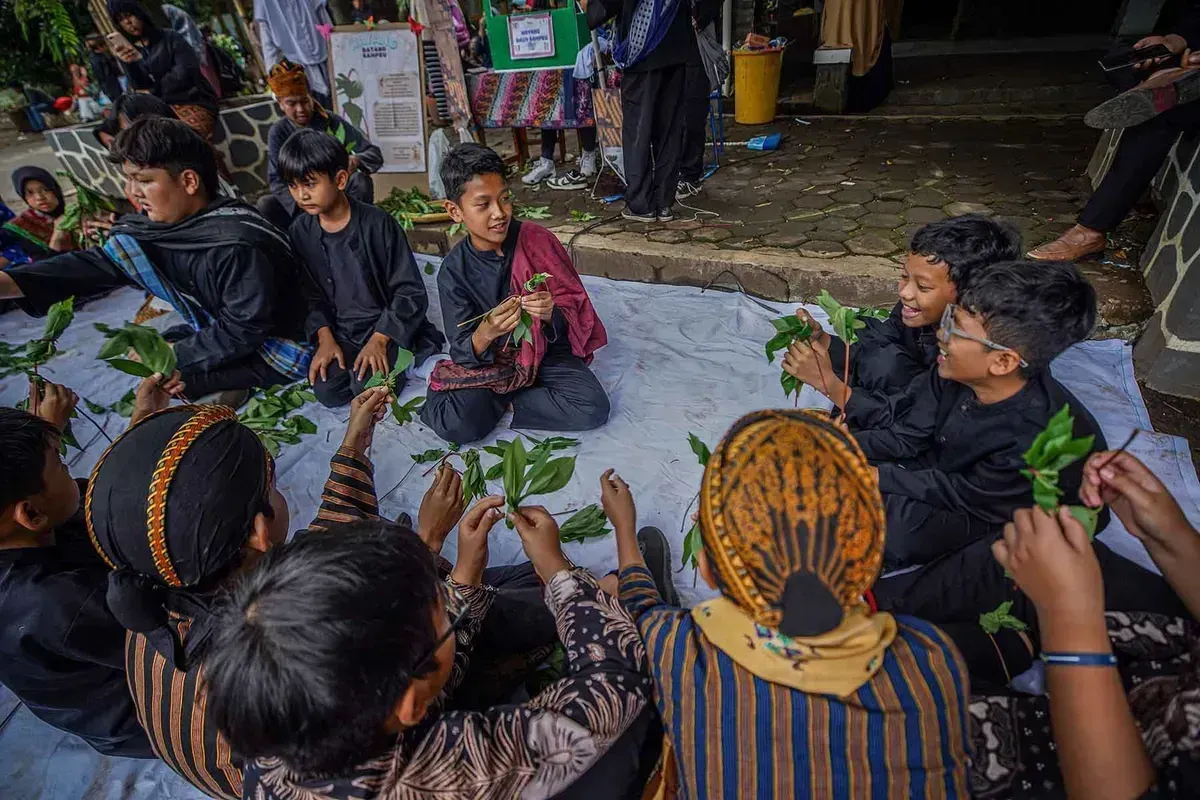 Mengenalkan budaya dan nilai kesundaan bisa dilakukan lewat atraksi kaulinan barudak. (Sumber: ayobandung.com | Foto: Kavin Faza)