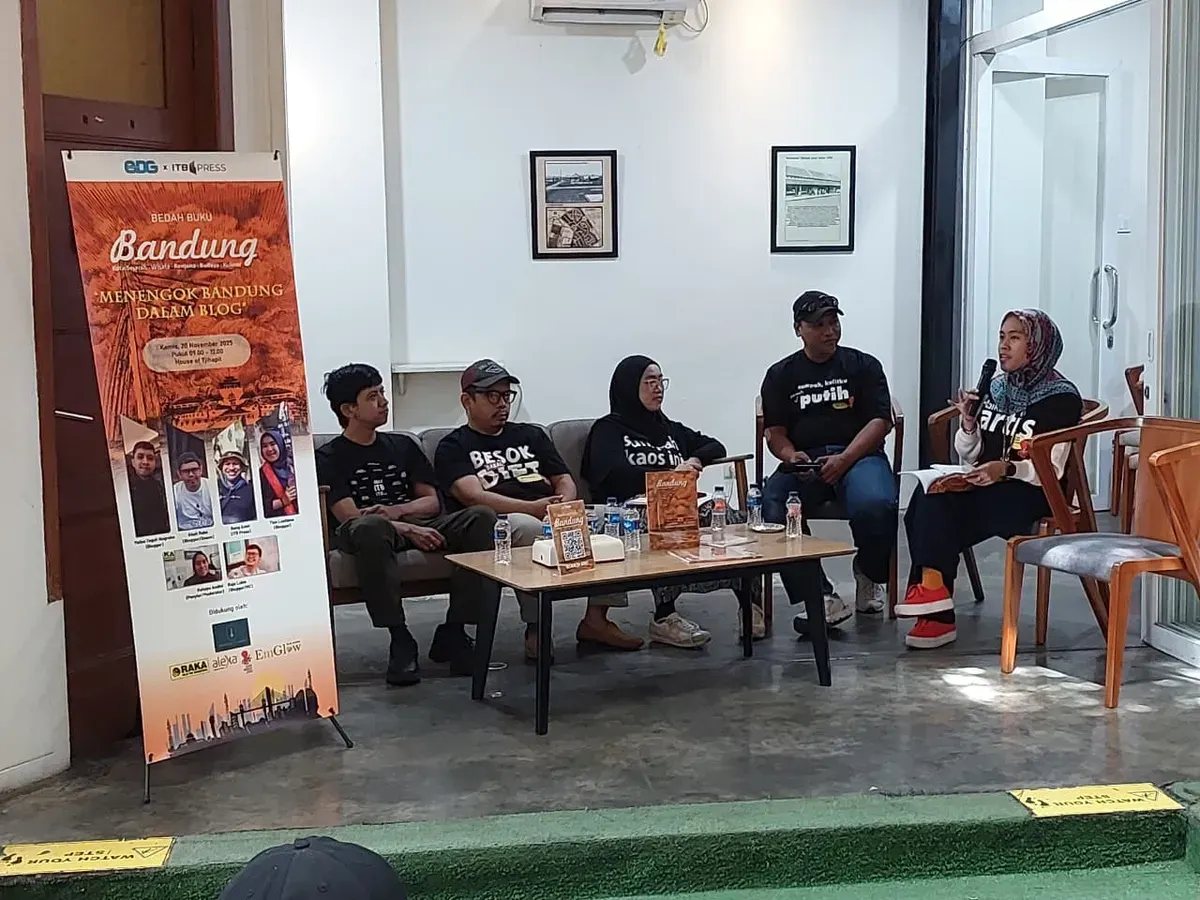 Komunitas Blogger BDG hadir sebagai wadah yang menampung semangat untuk merawat merawat memori kota dengan cara yang intim, personal, dan penuh cinta. (Sumber: Ayobandung.id | Foto: Eneng Reni Nuraisyah Jamil)