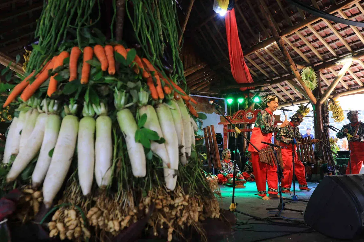 Ratusan desa wisata telah terdaftar di Jawa Barat, menandakan geliat masyarakat desa dalam mengembangkan potensi lokal yang berbasis budaya dan alam. (Sumber: Ayobandung.id | Foto: Irfan Al-Faritsi)