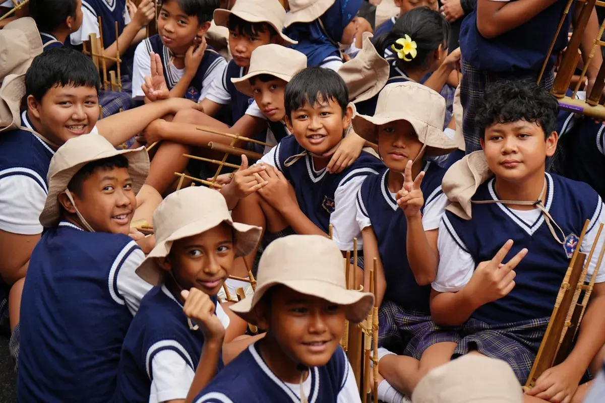 Anak-anak sekolah berlatih angklung. (Sumber: Pexels/Jofan Muliawan Putra)