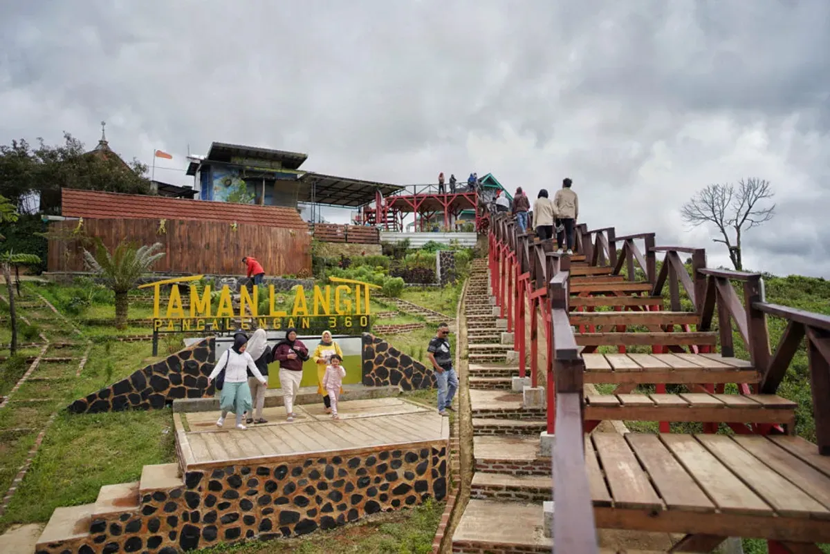 Dari Bandung hingga Pangandaran, geliat pariwisata akhir tahun selalu menjadi momentum penting yang menggerakkan ekonomi sekaligus memperkuat identitas budaya daerah. (Sumber: Ayobandung.id | Foto: Kavin Faza)