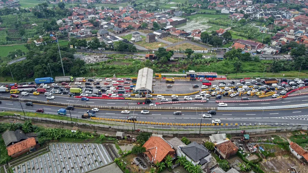 Foto udara Kendaraan roda empat memenuhi gerbang keluar Tol Cileunyi. (Sumber: Ayobandung)
