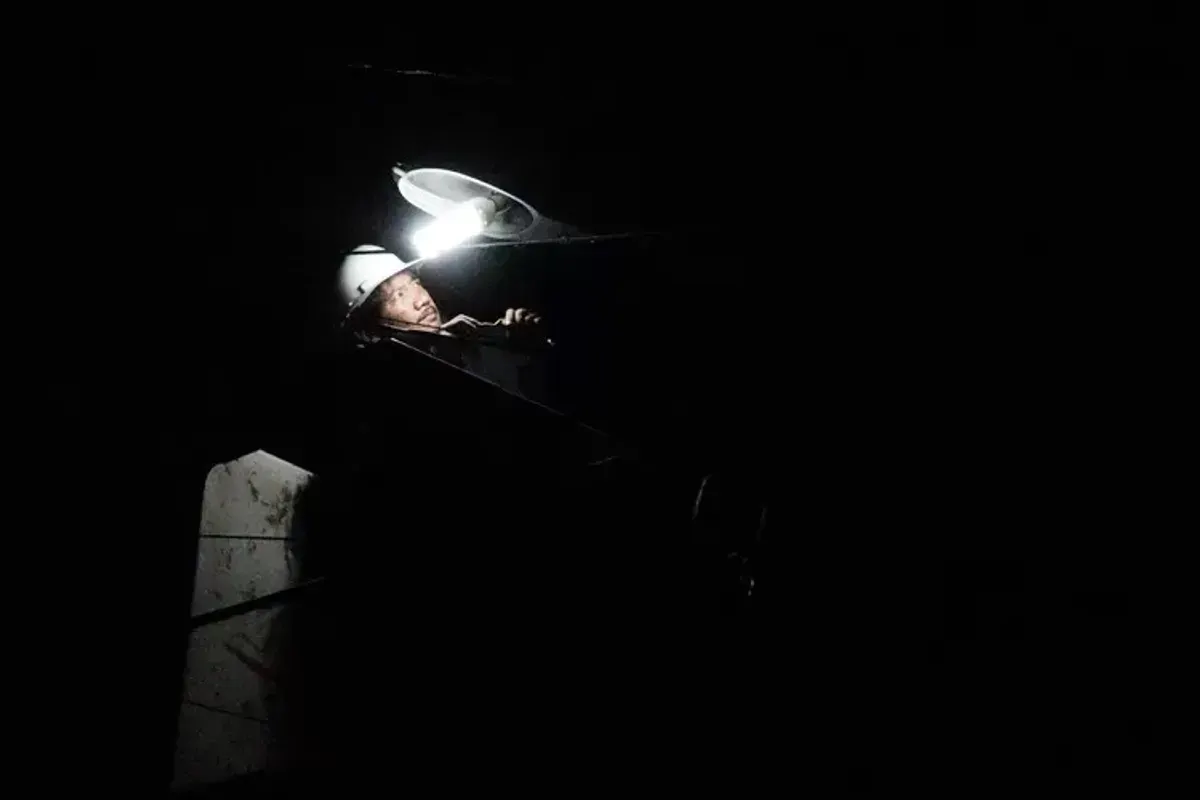 Petugas dari Dinas Perhubungan (Dishub) Kota Bandung melakukan perbaikan lampu penerangan jalan umum di jalan Katapang, Kota Bandung, Senin, 9 Juni 2025. (Sumber: Ayobandung)