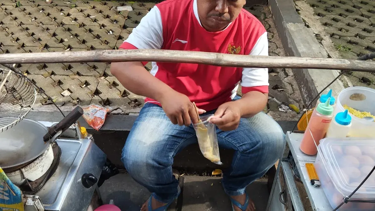 Mang Iwan sedang menyiapkan pesanan. (Sumber: Dok. Penulis | Foto: Inggrid Aulia Kusumawardhani)