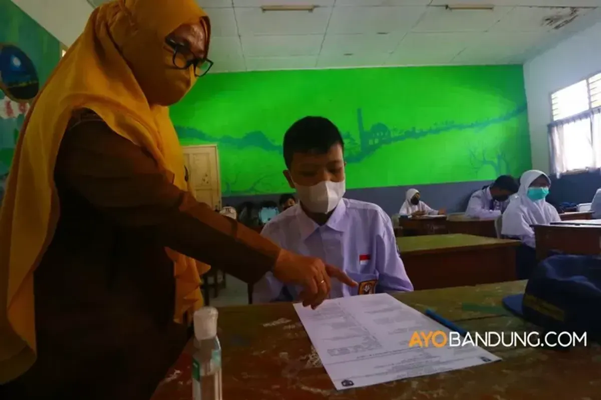 Ilustrasi Oemar Bakri. Untuk semua guru-guru, mulai jasamu akan kami kenang. Tetaplah menjadi pelita untuk anak bangsa. (Sumber: Ayobandung.com | Foto: Irfan Al-Faritsi)