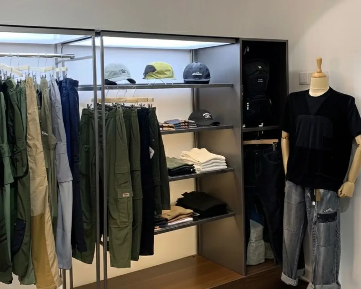 Suasana interior toko lifestyle Humblezing di Jl. Pulolaut No.9, Cihapit, Kec. Bandung Wetan, Kota Bandung. (Sumber: Dokumentasi Penulis | Foto: Muhammad Alfi Sahrin)